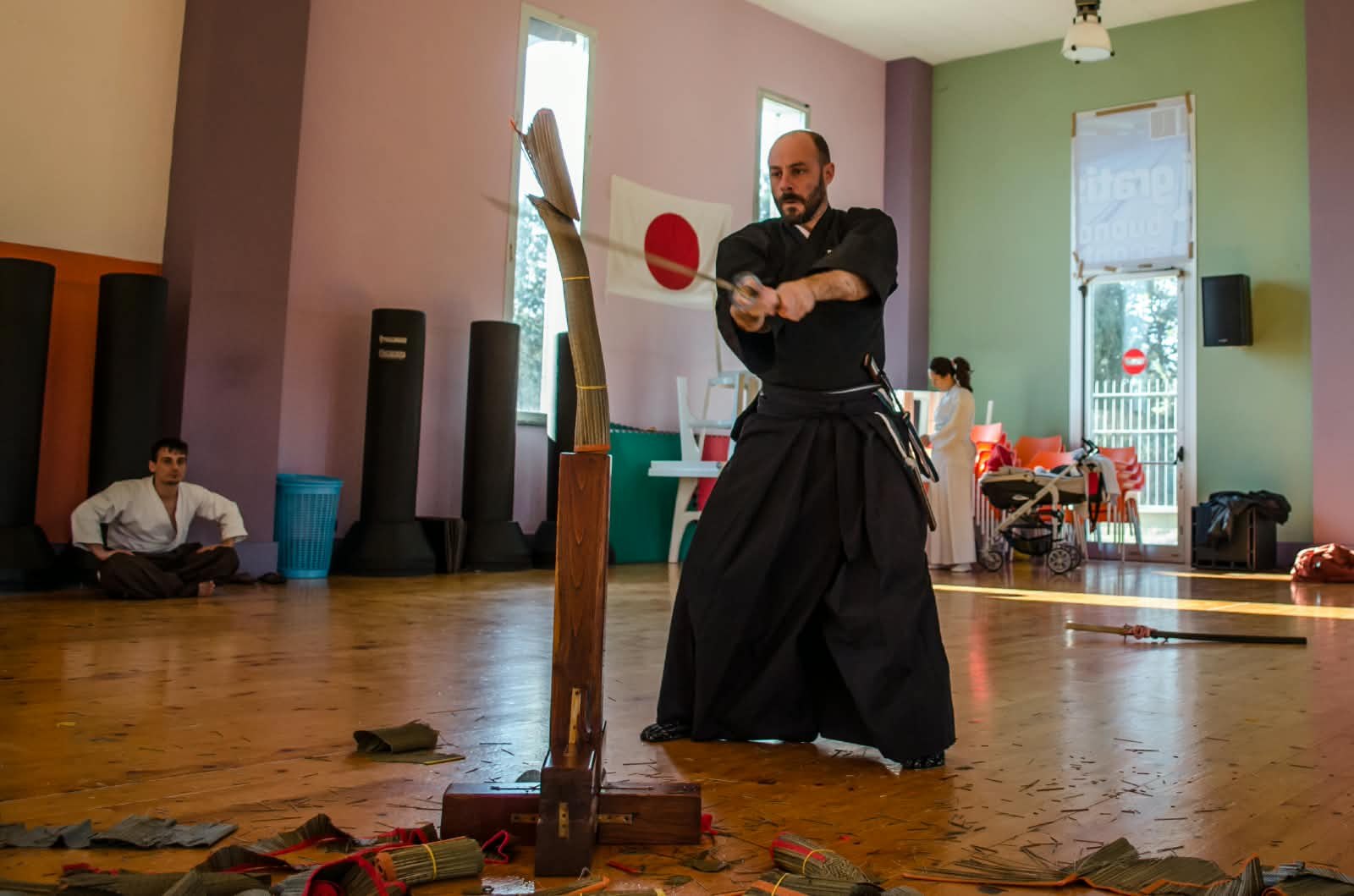 Tameshigiri: la katana taglia il bersaglio di paglia